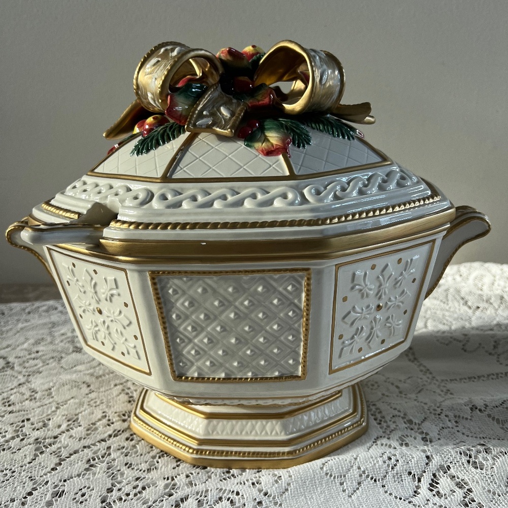 Stunning Fitz & Floyd 'Snowy Woods' Covered Soup Tureen